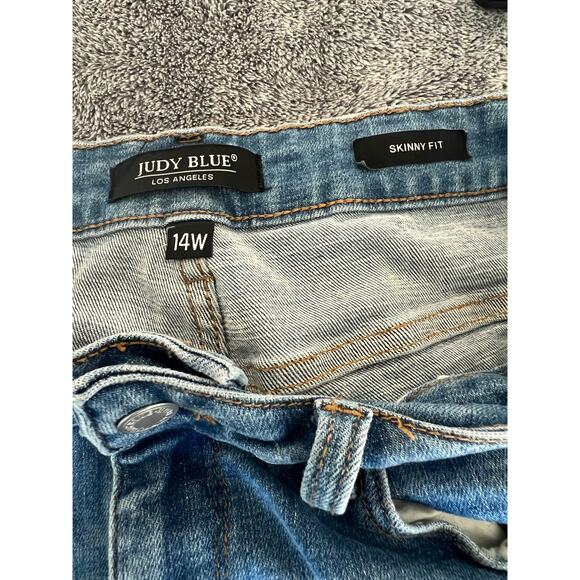 Judy Blue Plus Skinny Fit Mid Rise Med Wash Style JB8859 Zipper Jeans 14W - Picture 3 of 6